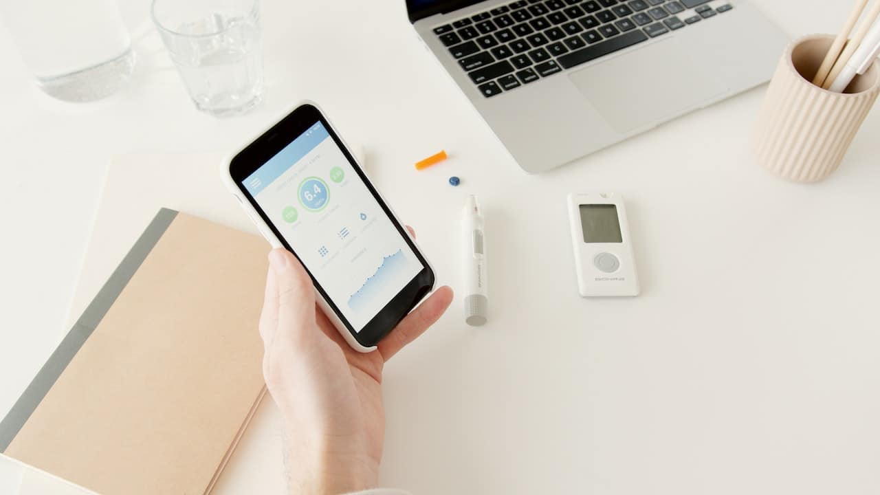 Stärkt av din ficka: Smartphonebaserade vitala tecken för diabeteshantering
