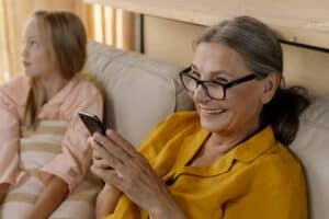 Revolutionera din vårdupplevelse med hjälp av fjärrövervakning av patienter och patientinsamlade vitalparametrar! 6 Ta kontroll över din hälsa: Ökningen av smartphonebaserad övervakning av vitala tecken för kroniska tillstånd